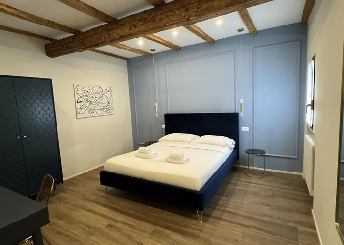 Housmart Emilia 15 *